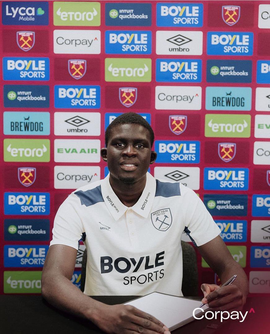Ahmadoubamba36's tweet image. 📸 Elhadji Malick Diouf sous ses nouvelles couleurs ⚒️🇸🇳

Le latéral sénégalais pose avec le maillot de West Ham, qu’il portera avec le numéro 12.

#Team221 #WHUFC #PremierLeague #MalickDiouf