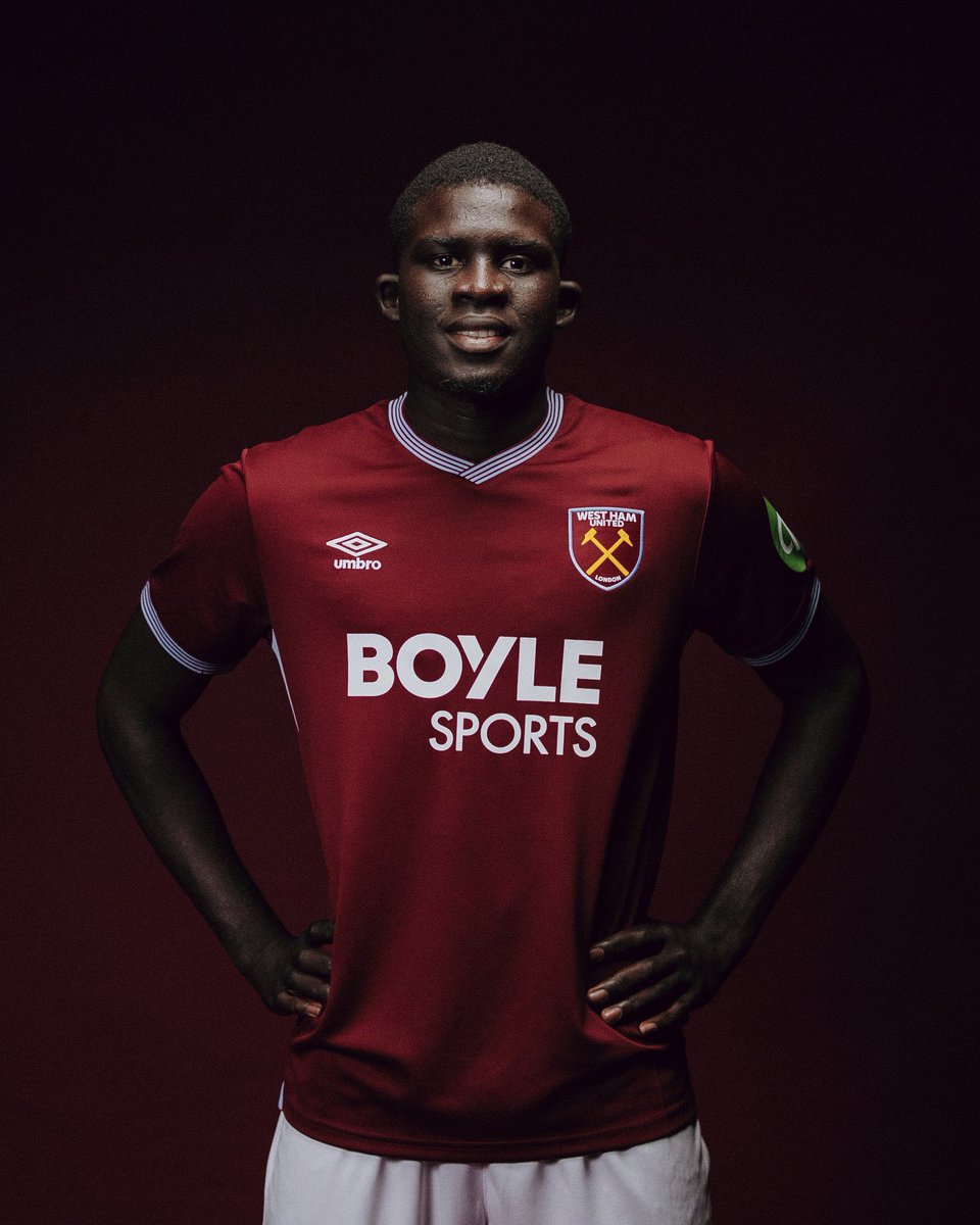 Ahmadoubamba36's tweet image. 📸 Elhadji Malick Diouf sous ses nouvelles couleurs ⚒️🇸🇳

Le latéral sénégalais pose avec le maillot de West Ham, qu’il portera avec le numéro 12.

#Team221 #WHUFC #PremierLeague #MalickDiouf