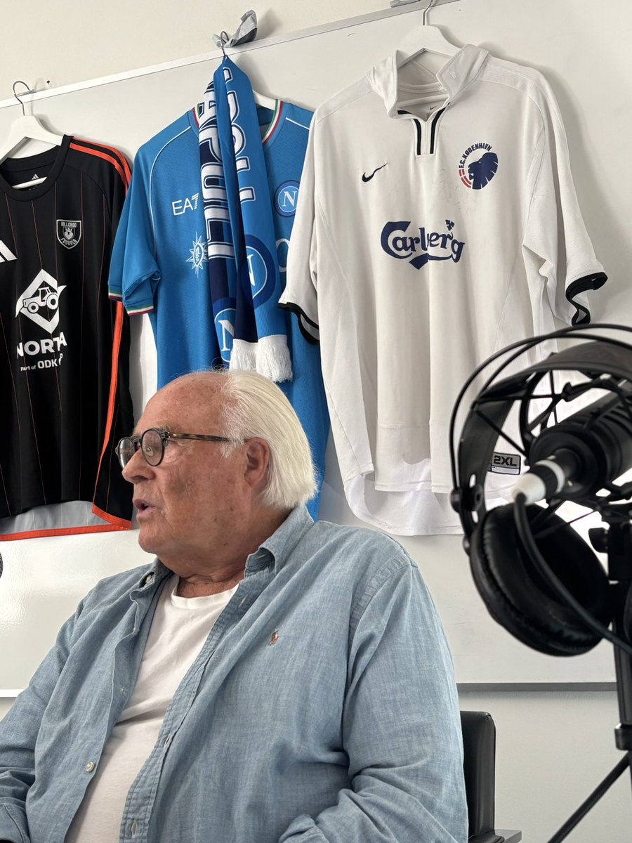 Der er få mennesker, der har betydet mere for FCK end Flemming Østergaard. Jeg har været gæst i Vores Ligahistorie, og den anden gæst var Flemming, der virkelig gav meget af sig selv. 
PS. Vi havde i øvrigt ikke koordineret det lyseblå outfit inden optagelserne 😉 #fck #fcklive