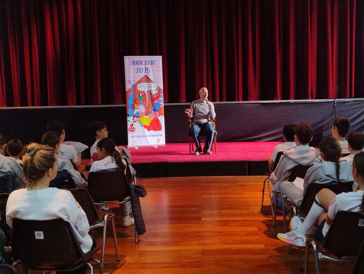 🎉 ¡Hermoso momento! Alumnos de #P5 y #P6 disfrutan de las divertidas y atrapantes historias y leyendas del narrador Juan José Decuzzi💬 a quien agradecemos por su cálida presencia en #BookFair25 at <a href="/BelgranoDay/">Belgrano Day School</a>