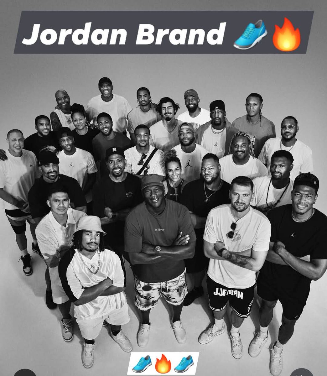 adotbush's tweet photo. @TheRealGoodz thought that was you beside Mike Bibby for a sec https://t.co/BJbaQ9zPv1