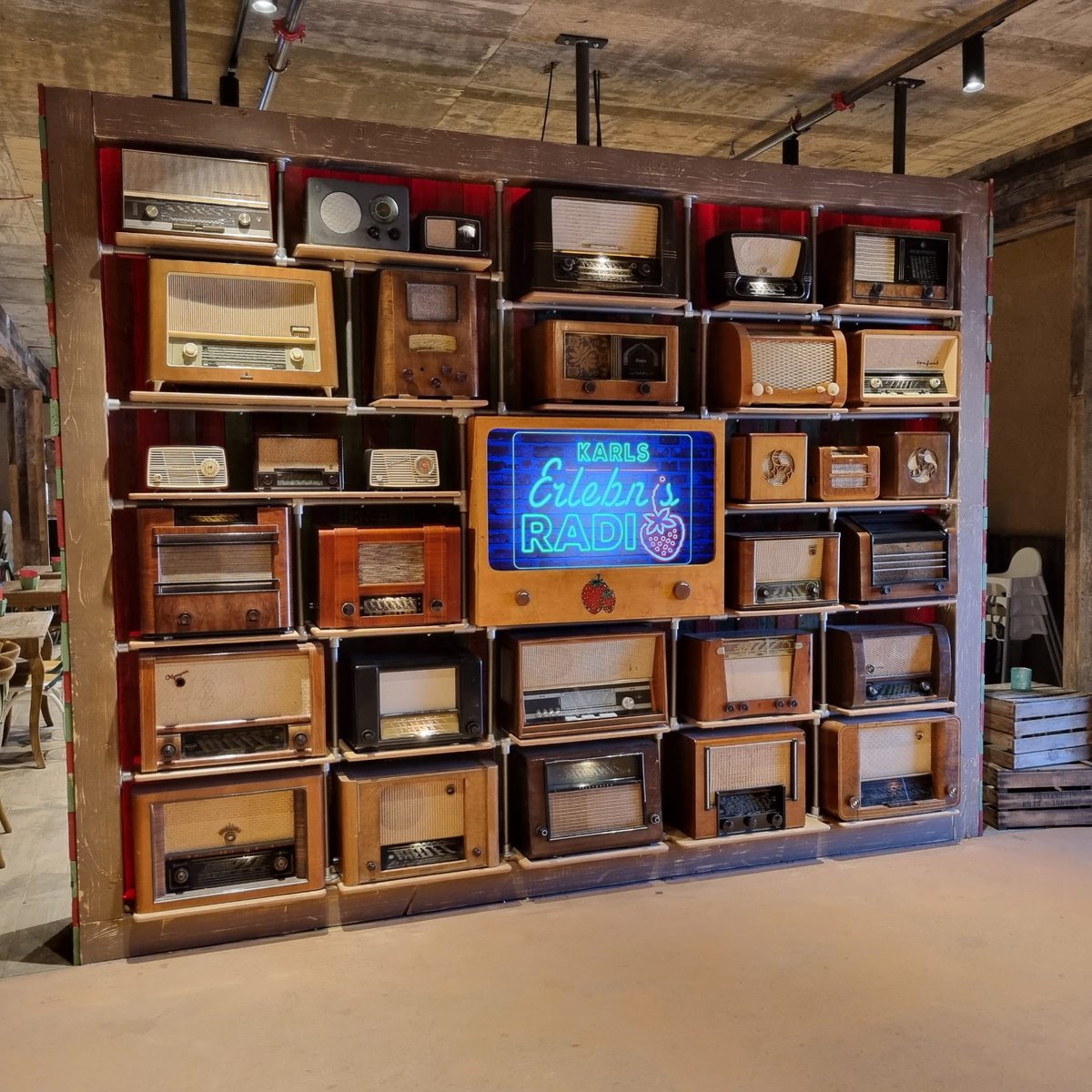 Ein kleiner Ausflug nach Karls Erlebnis‑Dorf Loxstedt bei Bremerhaven – stylische Vintage‑Deko, nostalgische Radiosammlung, Alte‑Traktor‑Feeling und kurioses Pipi‑Kaka‑Land unter einem Dach. Für Groß und Klein ein Erlebnis! 🌾🍓 #Karls #Loxstedt #Bremerhaven #Familienspaß