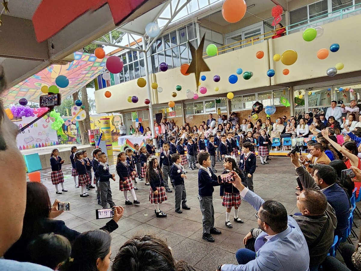 MarycarmenMandC's tweet image. ¡Felicidades a la generación 2022-2025 del CAI "María García Vallejo Septién"! Me alegra ser su madrina y compartir este momento tan especial con las niñas y niños. Les deseo mucho éxito en su nueva etapa. 🚀🪐📖✏️🌟 @SEPHidalgo