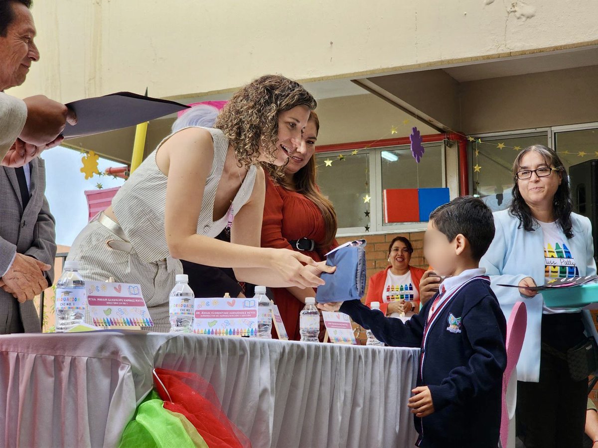 MarycarmenMandC's tweet image. ¡Felicidades a la generación 2022-2025 del CAI "María García Vallejo Septién"! Me alegra ser su madrina y compartir este momento tan especial con las niñas y niños. Les deseo mucho éxito en su nueva etapa. 🚀🪐📖✏️🌟 @SEPHidalgo
