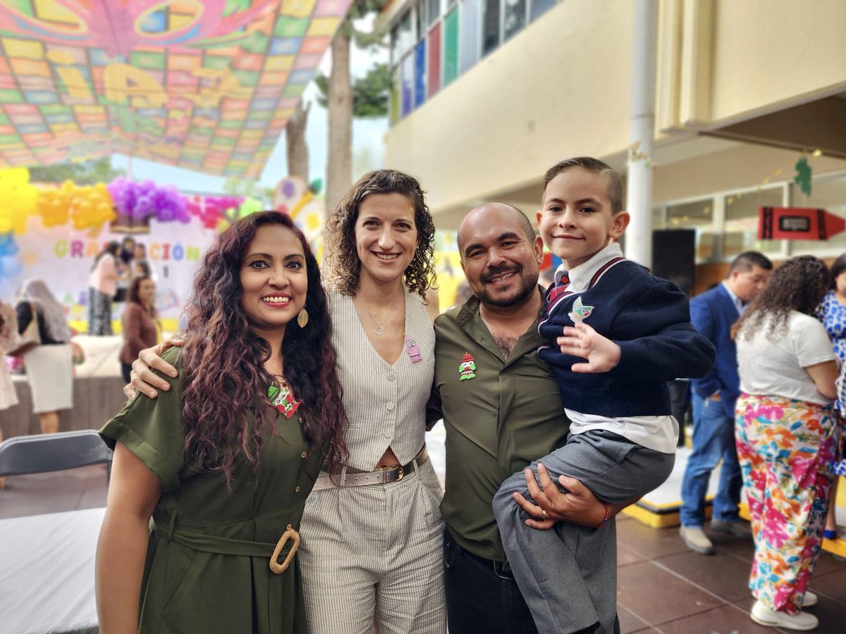 MarycarmenMandC's tweet image. ¡Felicidades a la generación 2022-2025 del CAI "María García Vallejo Septién"! Me alegra ser su madrina y compartir este momento tan especial con las niñas y niños. Les deseo mucho éxito en su nueva etapa. 🚀🪐📖✏️🌟 @SEPHidalgo