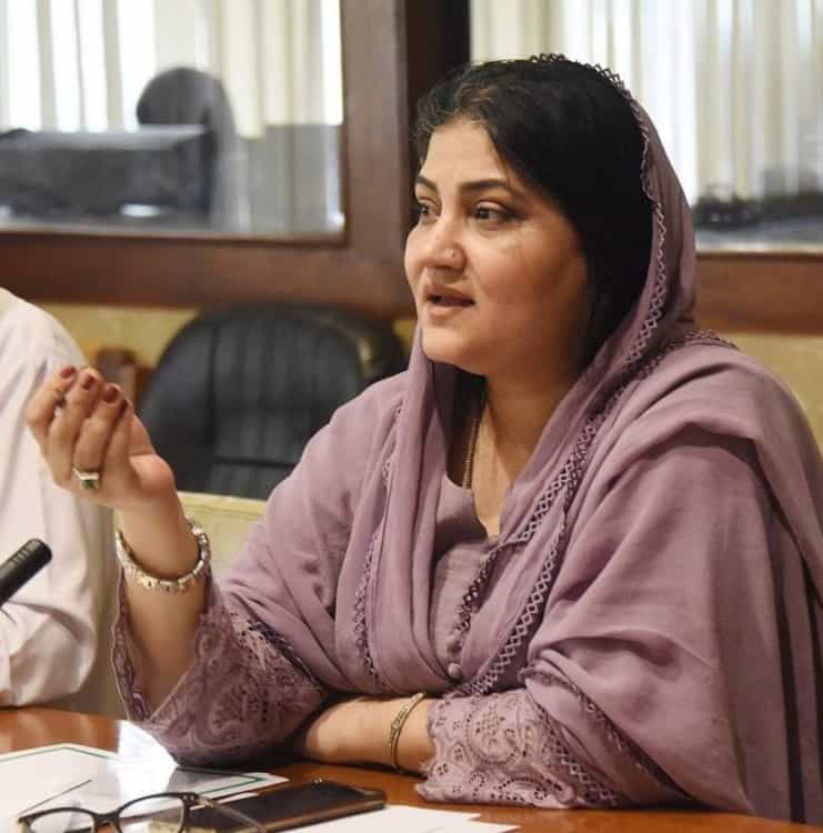 اتنی جلدی صدقہ حق دار تک نہیں پہنچتا جتنی جلدی چاچا کی گالیاں اسکے حقدار تک پہنچی۔ سائرہ بانو