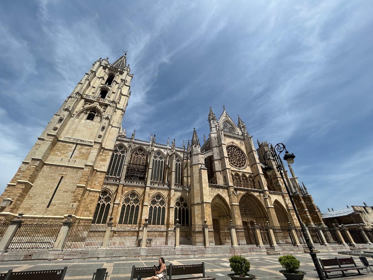Últimamente veo mucha publicación de gente de fuera de #leonesp sobre nuestra Catedral. En ocasiones se genera polémica, pero por lo general la gente es respetuosa. Yo digo que sí, que la de León es la Catedral gótica más bonita de España. ¿Por qué? Por su estilo: +