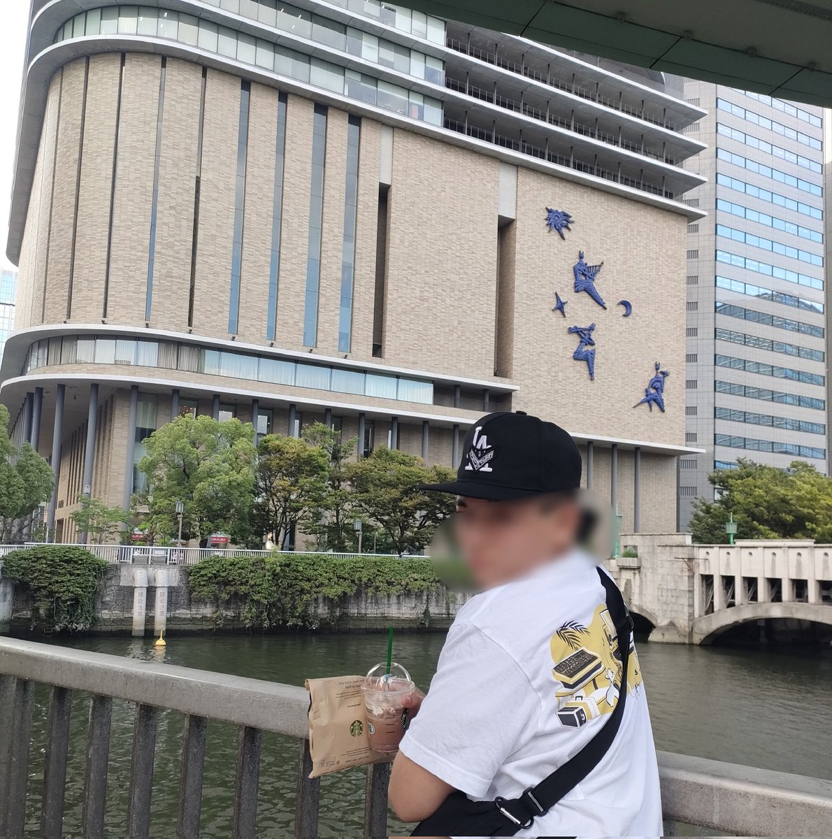 Cackey2's tweet photo. 待ってまだまだ余韻の中に居たんよ…🫠
私生活に上塗りされたくない🫠

「今日のマッキー、ビジュから最強過ぎるやろ」ってリアルに中2の中二病長男に言わせるくらいにはかっこよかった🫠💕

全てが出来上がり過ぎてて胸が苦しい何これ🥲💕

マッキーピアスで参戦🫶

#槇原敬之
#showcase https://t.co/rHtVAoahXJ