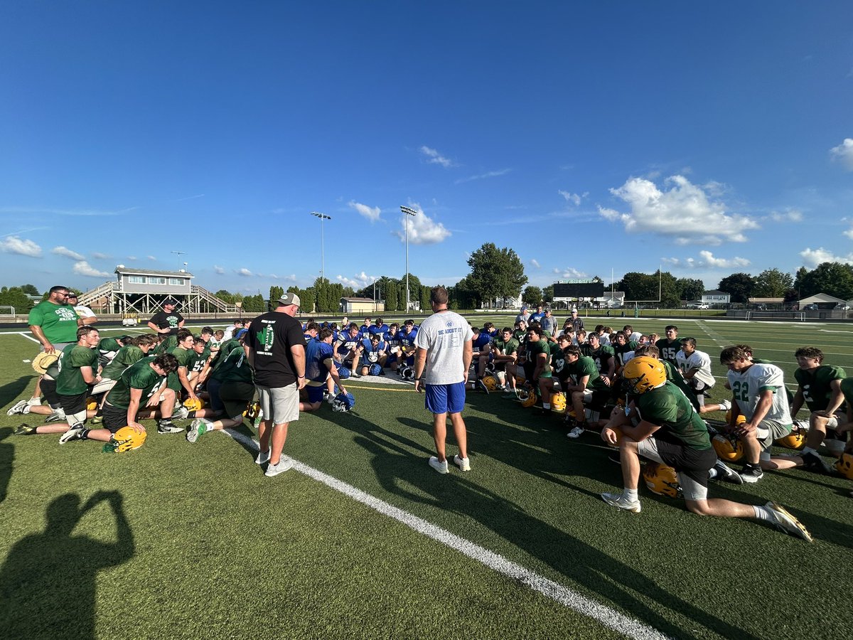 greenmachinefb's tweet photo. The Green Machine and The Blue Machine practiced tonight at Bob Reade Field.  Awesome environment and effort by both teams.  Good luck Blue Machine!!  @athleticsGHS @Ryerson_Tom @geneseofootball @geneseodist228 @MatthewJFurlong @EDGYTIM @MattRandazzo @ViewFromWestPod https://t.co/NwiPrhGJHB