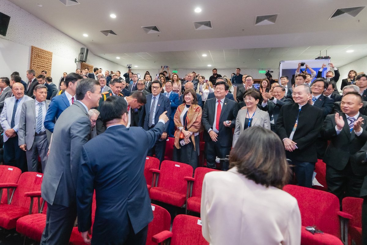 chia_lung's tweet image. I led a 31-member business delegation, and President @SantiPenap took individual photos with each of them, showing strong support. He affirmed that adversity has made both our countries more resilient and that supporting Taiwan also means supporting Paraguay. We deeply appreciate…