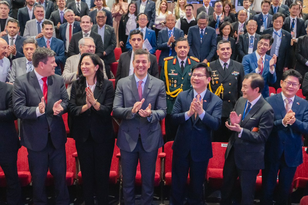 chia_lung's tweet image. I led a 31-member business delegation, and President @SantiPenap took individual photos with each of them, showing strong support. He affirmed that adversity has made both our countries more resilient and that supporting Taiwan also means supporting Paraguay. We deeply appreciate…