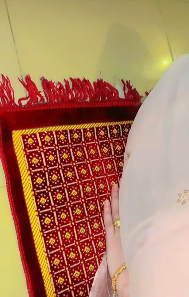 السلام علیکم و رحمۃ اللہ وبرکاتہ 🌹
صبح بخیر 🌻 
 پوری دنیا کو فتح کرنے سے بھی بڑی کامیابی یہ ہے کہ فجر کی نماز وقت پر ادا کر کے، شیطان پر اپنی دن کی پہلی فتح حاصل کرو اور اپنے اللہ کے حضور سجدہ ریز ہو جاؤ۔
