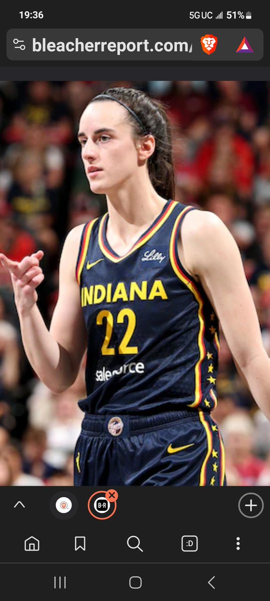 Y'all sure this is a female? Maybe there's more to the racist against a white basketball player than meets the [👁]?
This is a man, plain and simple.