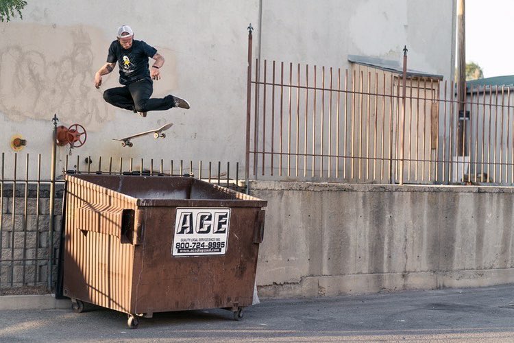 joshuatrees_'s tweet image. What is going on here 🤣🚀🛹

#skateboarding 
#skatelife