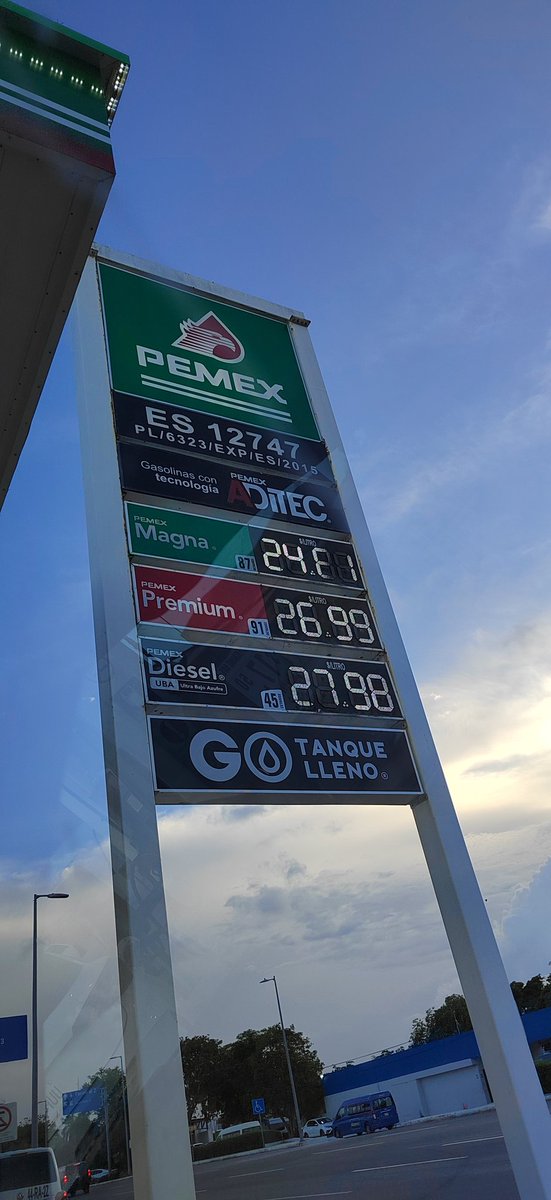 IZAC93's tweet photo. @Profeco  la gasolina magna en la gasolineria del aeropuerto de Cancún supera los $24 pactados con @Claudiashein
Magna: $24.81
Premium:$26.99 https://t.co/yRbL9tuFd2
