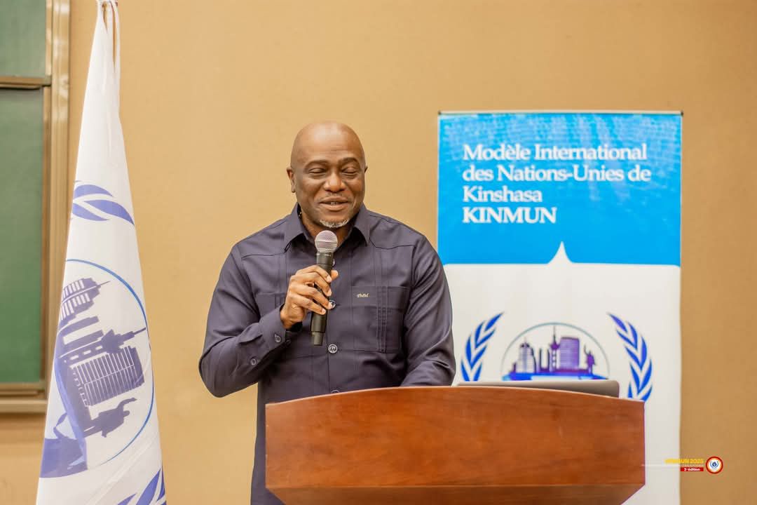Un moment inspirant ce mardi au cours de la 3ème édition du Modèle International des Nations Unies, organisé par @Kinmun. Partager mes 20+ ans de parcours en #DiplomatieClimatique avec 300+ jeunes délégués, ainsi que mon expérience mes à la tête des négociateurs africains et des