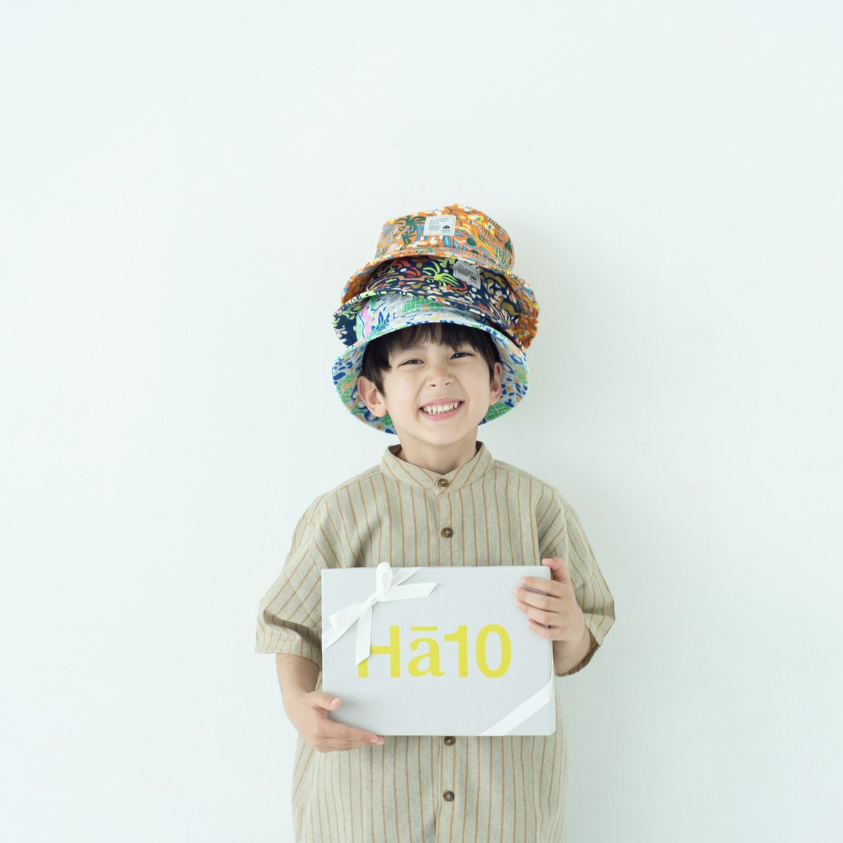 Ha10_japan's tweet photo. Gift box with noshi.
Use it for a variety of gifts.
—————
熨斗付きギフトボックス。
様々な贈り物にお使いください。

#子供帽子 #ヘアアクセサリー #キッズハット #キッズキャップ #赤ちゃん帽子 #ベビー帽子 #日除け #kidscap #kidshat #kidscode #madeinjapan #gift #贈り物 https://t.co/RbpmBIwSpT