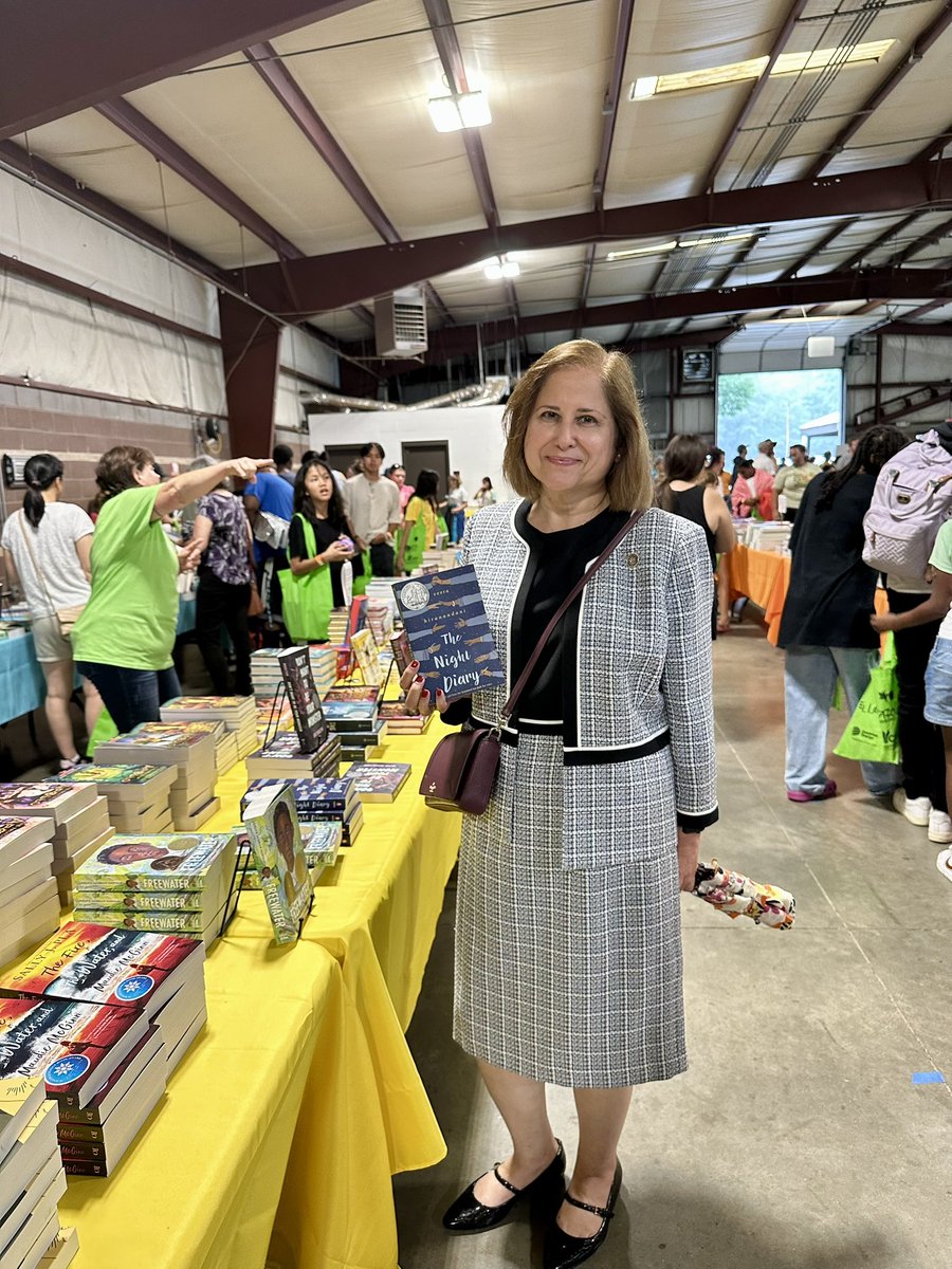 SenatorHashmi's tweet image. It was wonderful to join Chesterfield County Public Schools families from every zip code this evening for El Librotazo—the Big Book Party. Through community partnerships, every student was able to select five books to bring home, helping instill a love of reading.
