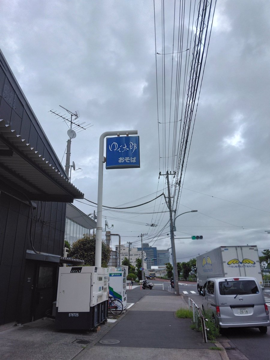 おはようございます。本日の江東区新木場は今にも降りそうな曇り空です。 C10-30.M0-10,Y0.K10-20.  安定して印刷する事が難しいソライロ。本日は薄紙印刷からのスタートです。
#企業公式が毎朝地元の天気を言い合う 
#印刷 
#CMYK 
#いまそら 
#ソライロ 
#江東区 
#新木場