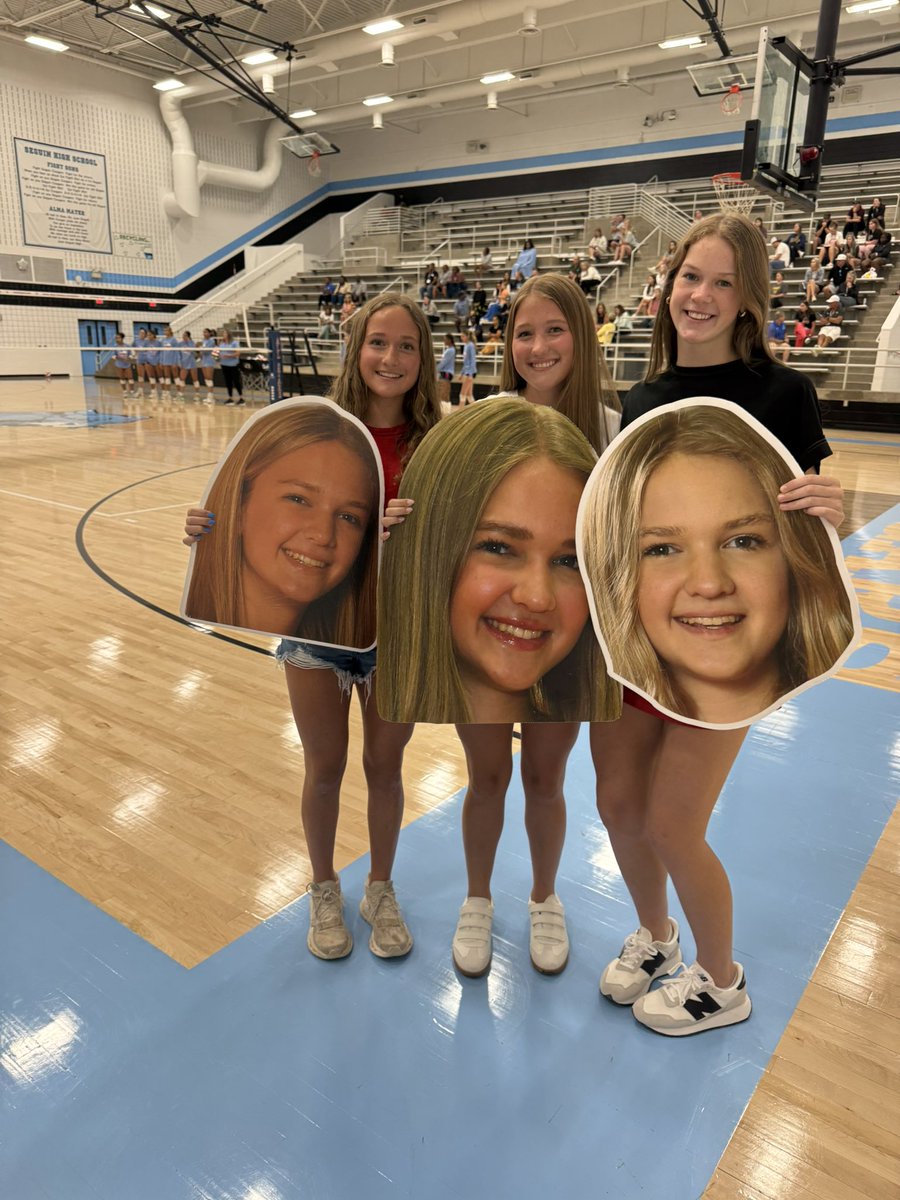 CoachBrewer9's tweet image. Got our Bellville Teammates HERE in Arlington!!!
#Number1Fans