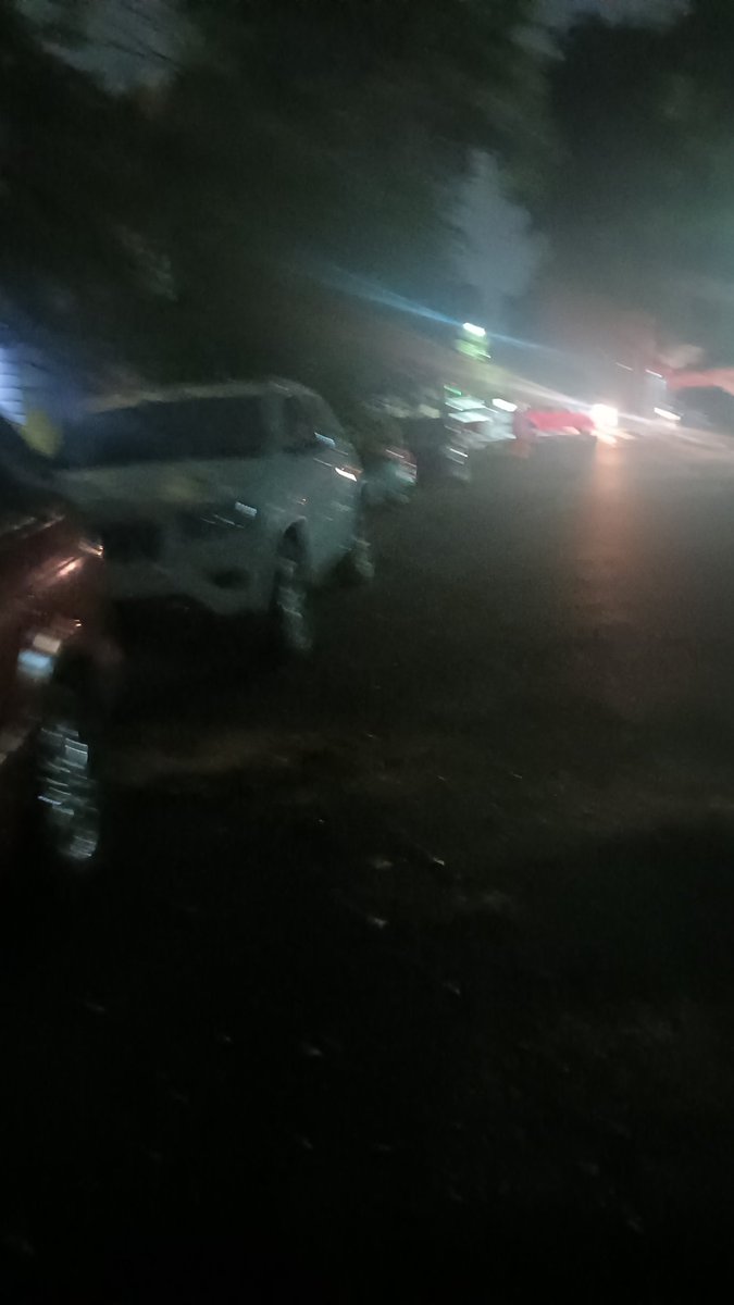 karlatenorio3's tweet photo. @IrvingPineda Aquí en la colonia San Rafael. Se ve a lo lejos de la calle oscura, sin iluminación, un trabajador de limpia, sin reflejantes arriesgando su vida. Bonito ejemplo. @AlessandraRdlv @GobCDMX https://t.co/Fb2oA9NjsT