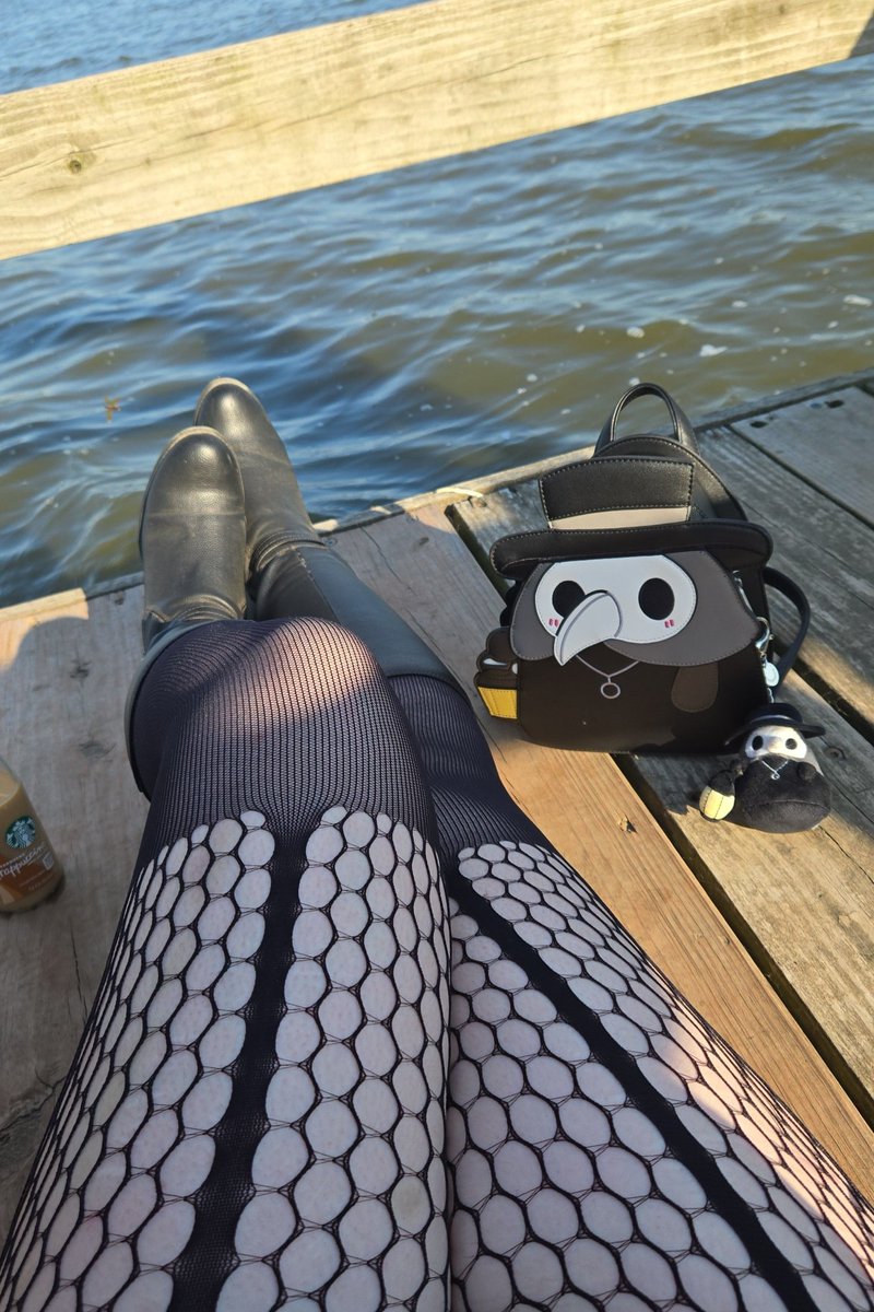 CloverCosplays's tweet image. Lakeside picnic for today 🖤