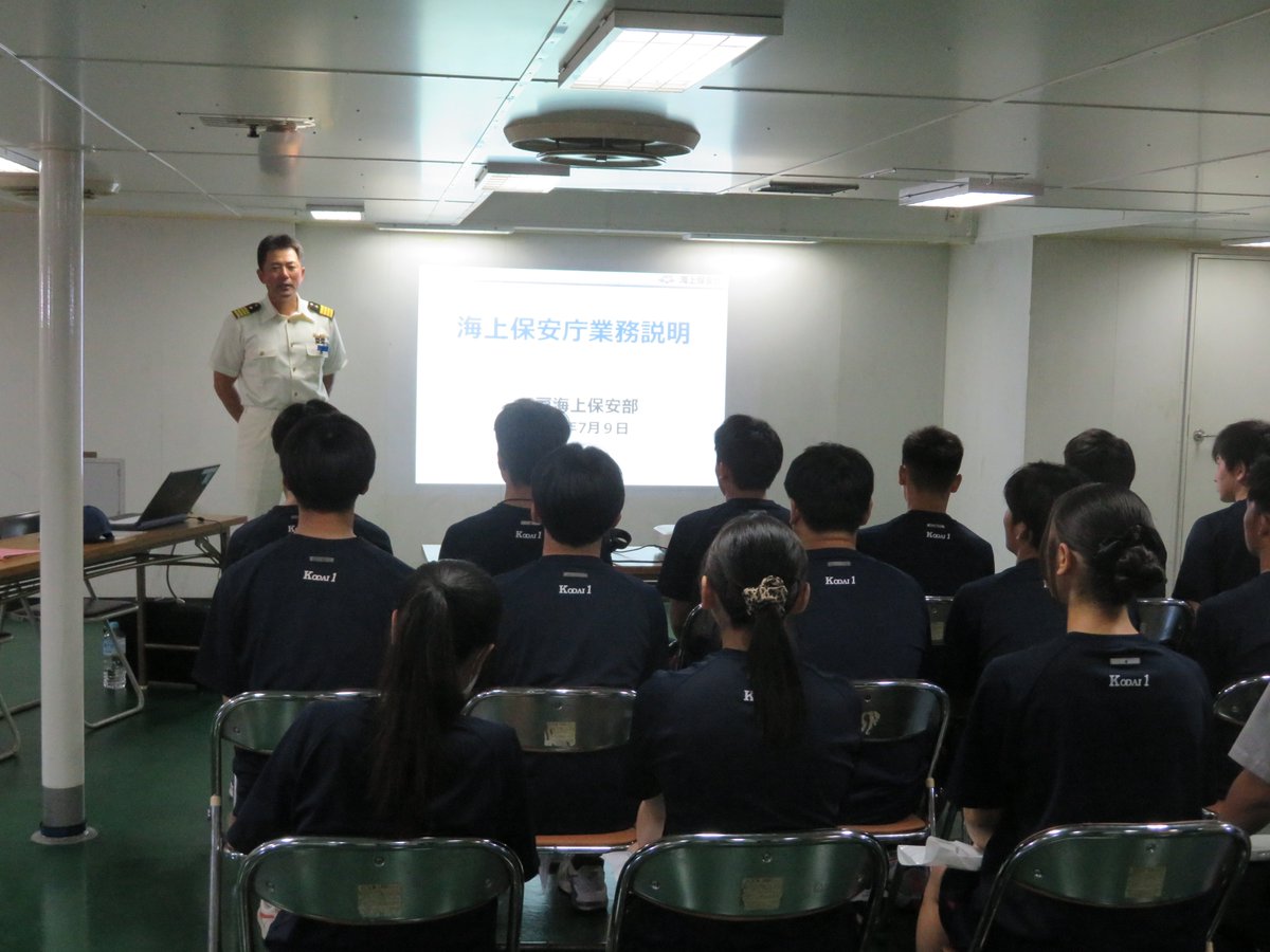 JCG_2nd_RCGH's tweet image. 【八戸工業大学第一高等学校× #八戸海保 職場見学開催!】
#巡視船しもきた で業務説明や船内見学に加え、現職の #潜水士 が潜水業務について熱く語りました!業務に対する熱意は、きっと生徒のみなさんに届いたことでしょう。
一緒に汗を流してくれる人材を待っています!
#二管海保 #海上保安庁
