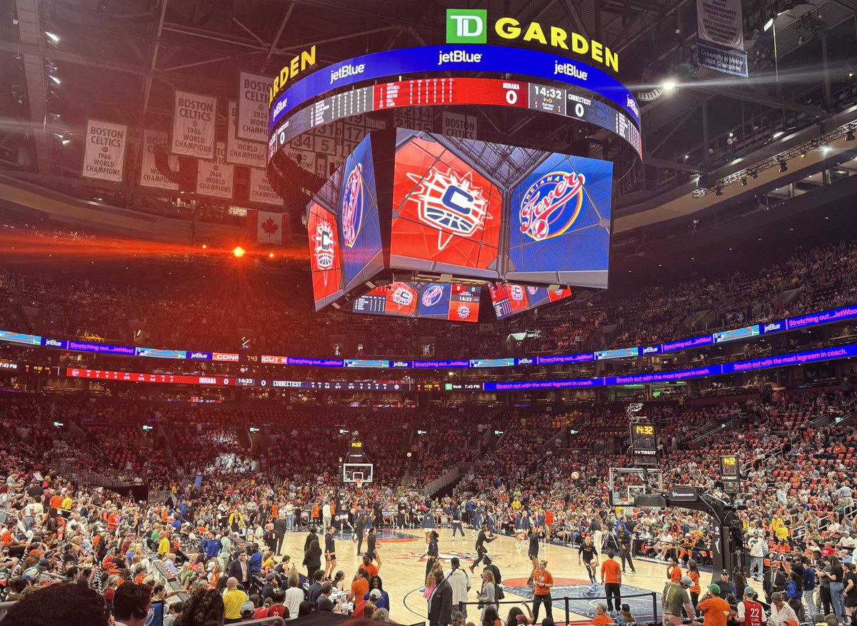 Seated for the Connecticut Sun’s sellout game at the TD Garden against the Indiana Fever, tip-off at 8pm EDT

#WNBATwitter