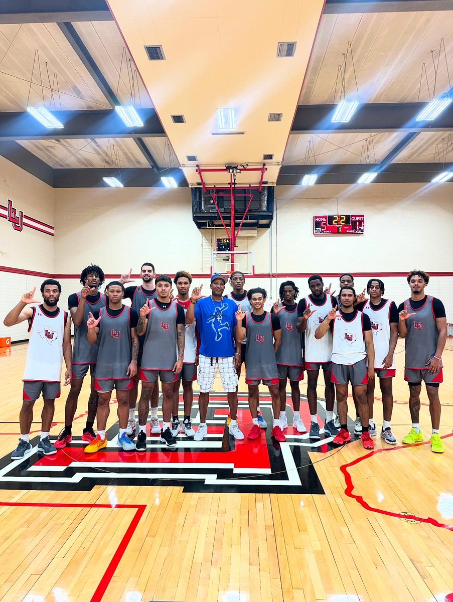 LamarMBB's tweet image. A Cardinal Legend dropped by today! Tom Sewell, Lamar Basketballs only first round NBA Draft Pick. Sewell was selected with the 22nd pick for Philadelphia 76ers in 1984.
Wise words from one who has worn the red and white and maximized his opportunity!