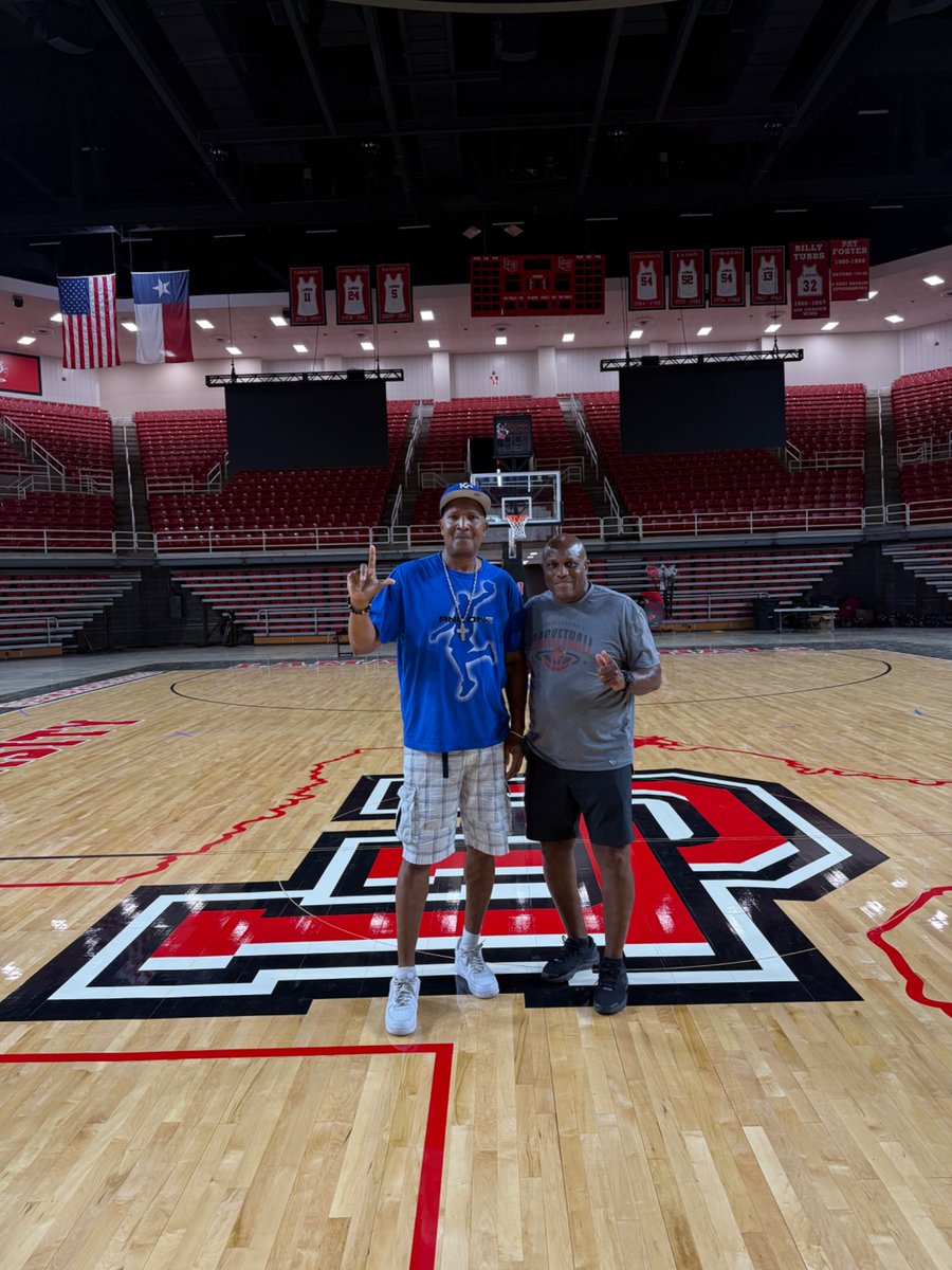 LamarMBB's tweet image. A Cardinal Legend dropped by today! Tom Sewell, Lamar Basketballs only first round NBA Draft Pick. Sewell was selected with the 22nd pick for Philadelphia 76ers in 1984.
Wise words from one who has worn the red and white and maximized his opportunity!