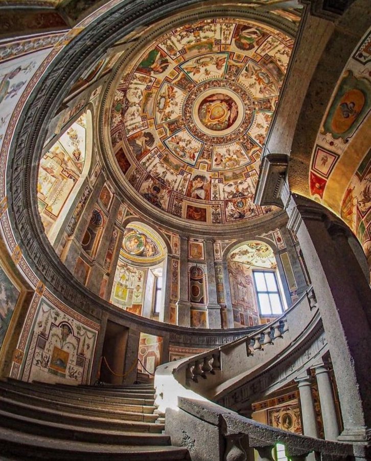 WorldScholar_'s tweet image. This ceiling isn't CGI.
It's the Farnese Palace in Caprarola, Italy.