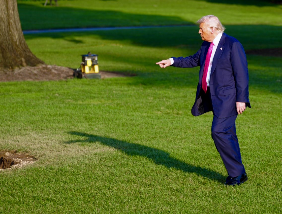 PenguinSix's tweet image. The @POTUS pointed at the new flagpole and said something to the press but we couldn’t make it out.