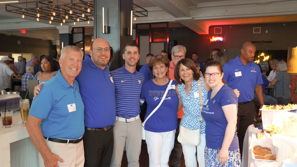 CoachGH3's tweet image. Great night in downtown Buffalo talking @UBAthletics with so many of our loyal Bulls Supporters!!
#UBhornsUP 🤘🏼