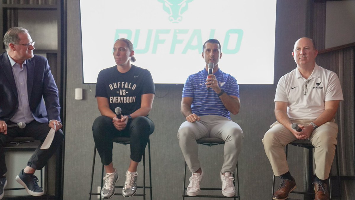CoachGH3's tweet image. Great night in downtown Buffalo talking @UBAthletics with so many of our loyal Bulls Supporters!!
#UBhornsUP 🤘🏼