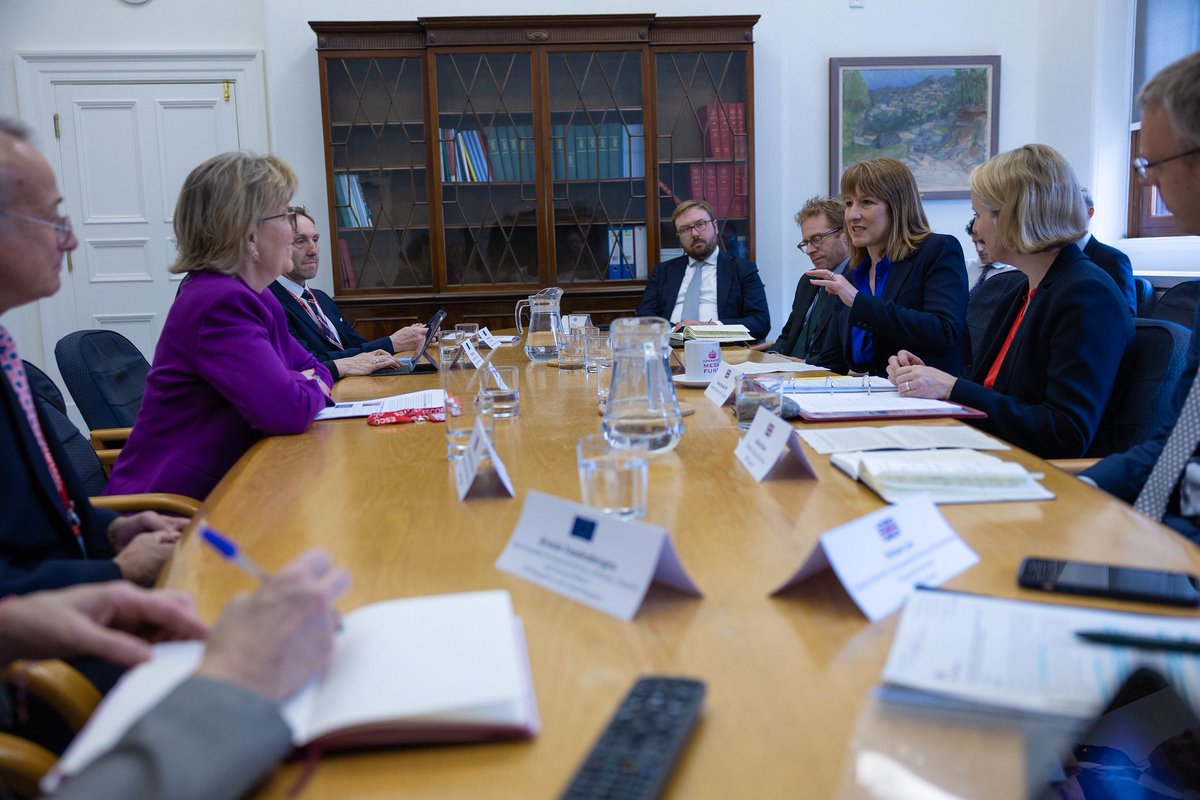 RachelReevesMP's tweet image. The partnership between the UK and the EU will reduce red tape and support businesses.
I met today with European Commissioner Maria Luís Albuquerque to discuss how we can unlock the joint power of our financial sectors to fuel future growth.