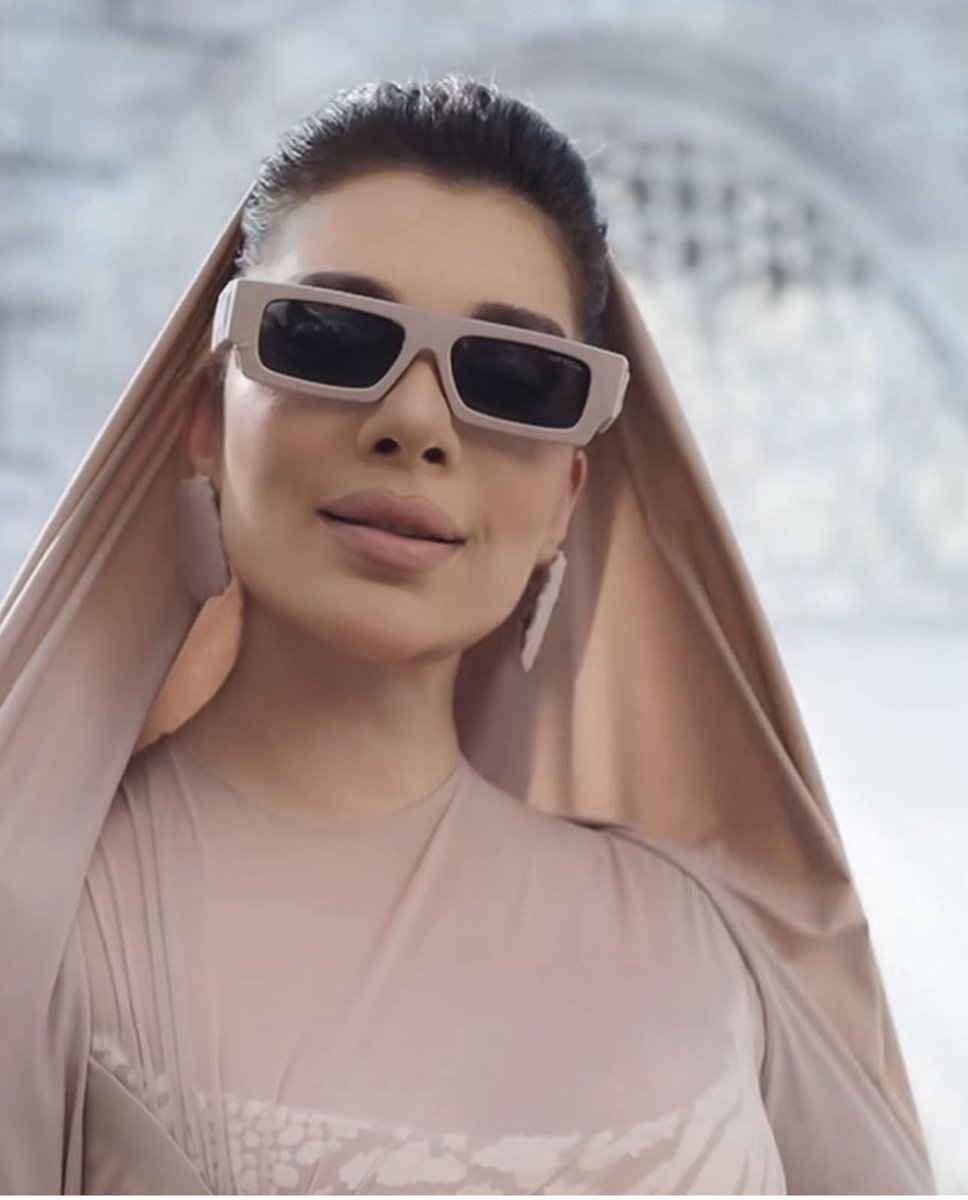 من ارتدت النظارات اجمل و كانت موفّقة من بين:
١- نانسي عجرم 
٢- اليسا
٣- نجوى كرم
٤- اصالة

#نانسي_عجرم #اليسا #نجوى_كرم #اصالة