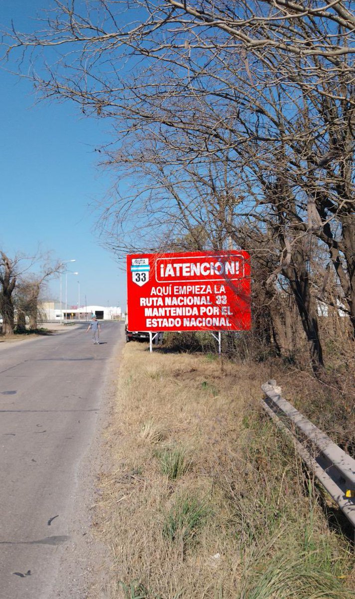 Ruta Nacional 33, que une Bahía Blanca con la circunvalación de Rosario, detonada por la falta de mantenimiento. 

Qué suerte que tienen los santafesinos de tener un gobernador que defiende los intereses de su provincia.