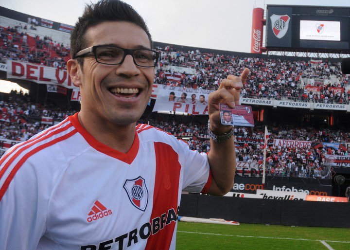 Casi te sale Gallardo…

EL VERDADERO MARAVILLA MARTÍNEZ FIRMARÁ CONTRATO EN LA ACADEMIA HASTA DICIEMBRE DEL 2028 CON UNA CLÁUSULA DE 122 MILLONES DE DÓLARES.

Se va a retirar con la camiseta de Racing. Un hombre de fe. Y DE LEALTAD.