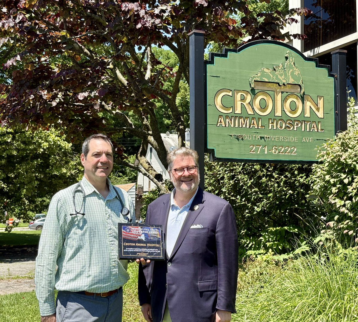 SenatorHarckham's tweet image. The Croton Animal Hospital was named the 13th best animal hospitals in the nation this year!
I was proud to present a NYS Senate Empire Award to the owner and staff today in recognition of their excellence, compassion, and service to our community.