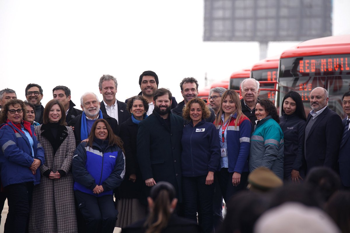 Trabajamos sobre lo que otros construyeron antes, pero no cabe duda que esta administración ha sido clave en posicionar a Santiago (y a Chile) como líder en electromovilidad.
Y no sólo eso, hoy 7 regiones cuentan con estos buses  y esperamos sumar más en los próximos meses.
🧵3/3