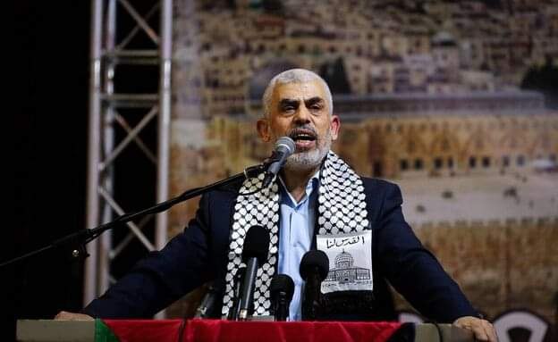 غَسَلَ الشهيد ذنوبه بدمائهِ
 ومَضى يميسُ مُسَربَلاً بِصَفائهِ

ينسابُ في الفردوسِ نوراً حالماً 
يُثري الجنانَ بطُهرِهِ وصفائهِ

أنوارُهُ شتَّى فنبضُ فُؤادِهِ 
 نورٌ وبعضُ النورِ نسجُ رِدائِهِ

يَرْنو إلى الدُّنيا وقَد كَلِفت بِهِ 
مُترَفِّعاً كالنَّسرِ في عليائِهِ
#يحيى_السنوار
