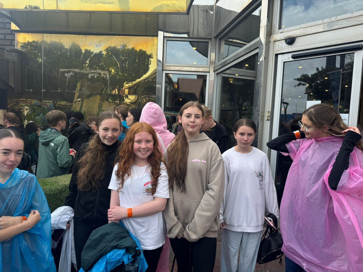 MaghullHighsch's tweet image. 🌟 Rewards and Recognition Week 🌟Staff and students braved the weather today to enjoy a day out to Blackpool Pleasure Beach. It might have rained all day, but they all made the most of their day 🎢 ☔️