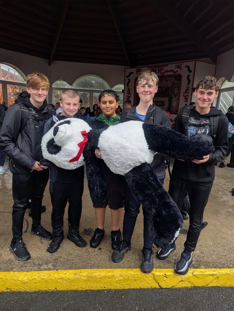 MaghullHighsch's tweet image. 🌟 Rewards and Recognition Week 🌟Staff and students braved the weather today to enjoy a day out to Blackpool Pleasure Beach. It might have rained all day, but they all made the most of their day 🎢 ☔️