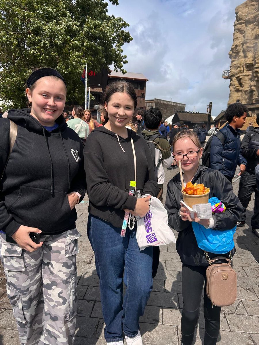 MaghullHighsch's tweet image. 🌟 Rewards and Recognition Week 🌟Staff and students braved the weather today to enjoy a day out to Blackpool Pleasure Beach. It might have rained all day, but they all made the most of their day 🎢 ☔️