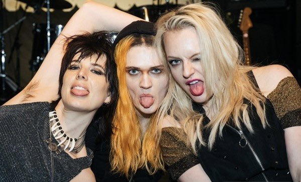 Mister Kris Turnbull (@artdirectionk) on Twitter photo Her Smell (2018). The cast of the movie includes Elisabeth Moss, Cara Delevingne, Dan Stevens, Agyness Deyn, Amber Heard and Eric Stoltz. It feels like a rock/punk documentary. The chaotic movie is on Mubi. #Punk #GirlBand Her Smell (2018). The cast of the movie includes Elisabeth Moss, Cara Delevingne, Dan Stevens, Agyness Deyn, Amber Heard and Eric Stoltz. It feels like a rock/punk documentary. The chaotic movie is on Mubi. #Punk #GirlBand