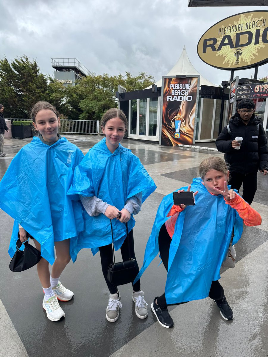 MaghullHighsch's tweet image. 🌟 Rewards and Recognition Week 🌟Staff and students braved the weather today to enjoy a day out to Blackpool Pleasure Beach. It might have rained all day, but they all made the most of their day 🎢 ☔️