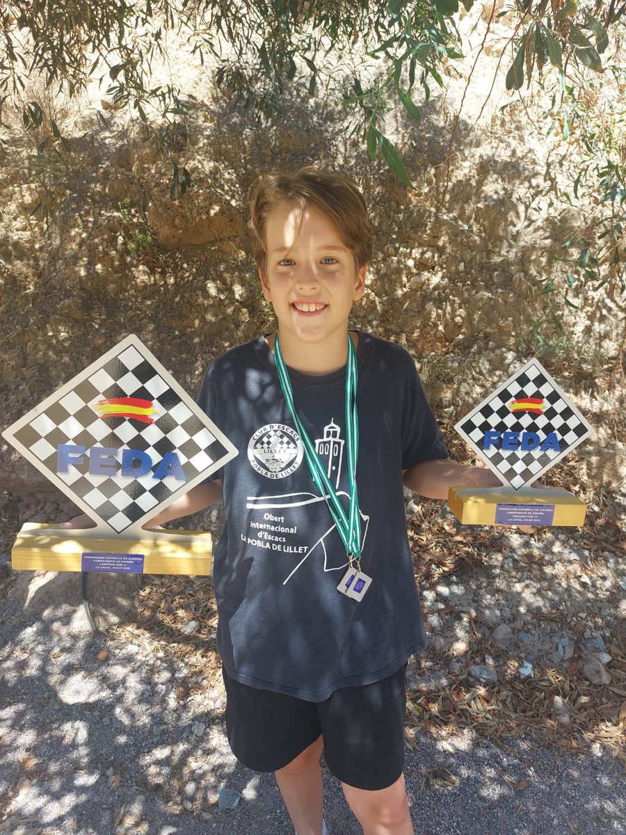 Adrián Ezcurra Garzo ♟️
Campeón de España de Ajedrez sub 11 y tercer clasificado en sub 12.
Enhorabuena