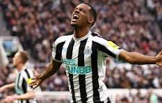 neutralangle's tweet photo. If Liverpool should sign Alexander Isak this off season, will that automatically make them favorites to retain the premier league and win the champions league next season? What say you? https://t.co/UWybdk1zZh