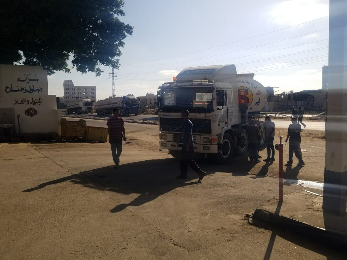 UNOPS_Chief's tweet image. My @UNOPS colleagues are continuing to deliver fuel across #Gaza, reaching the north this morning. Fuel is vital: without it, water can't be desalinated, hospitals lose power, bakeries stop. This is the lifeline for survival.
