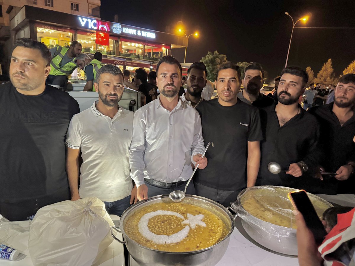 🇹🇷 15 Temmuz'u Unutmadık, Unutturmayacağız!
Bugün, milletimizin yazdığı destanı anarken; birlik, beraberlik ve kardeşliğin simgesi olan aşuremizi aziz milletimizle paylaştık.

AK Parti Gençlik Kolları olarak; geçmişin emaneti, geleceğin teminatı gençliğimizle, hem meydanlarda hem